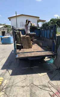کارگر انبار کاشی و سرامیک