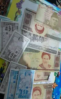 تعدادی اسکناس و تمبر بفروش میرسد