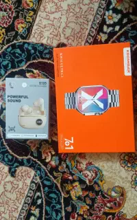 ساعت دیجیتال و هدفون