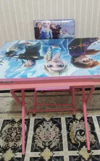 میز تحریر السا و آنا
