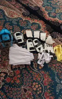 لباس و کلاه تکواندو.همه وسایلاش