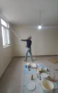 رنگ کاری ونقاشی ساختمان. در پنجره. نقاشی کناف