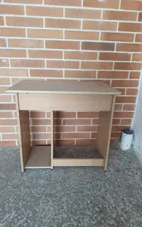میز کامپیوتر در حد نو