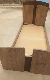 تخت نوجوان