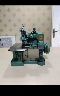 یک دستگاه چرخ خیاطی سه نخ
