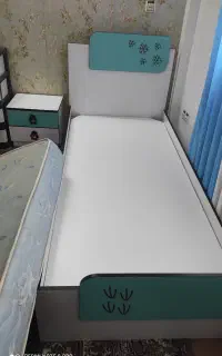 تخت دو نفره همراه با تشک و پاتختی
