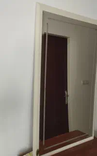 آیینه قدی دور نوار نور داره