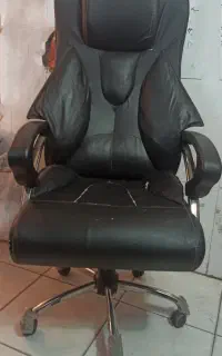 صندلی اداری چرم و فلز ، درحدنو