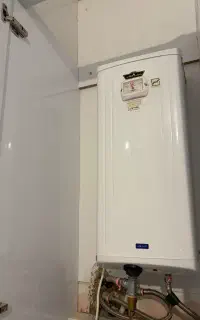 آبگرمکن برقی ۲۲ لیتری شعله طلایی در حد نو
