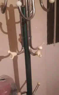 چوب لباسی فلزی در حد نو