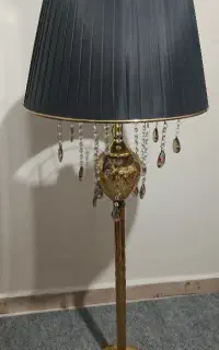 آباژور ایستاده