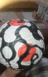 توپ فوتبال چمنی
