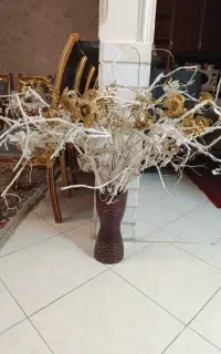 دو عدد گلدان چوبی همراه درختچه ها و گل‌های تزیینی
