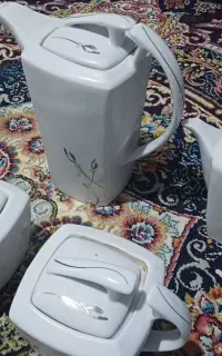 ۱۲عدد فنجان و قوری بزرگ وکوچک ۲عدد قندان