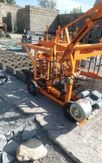 کارگر بلوک سقفی ودیواری