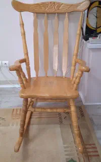 صندلی چوبی