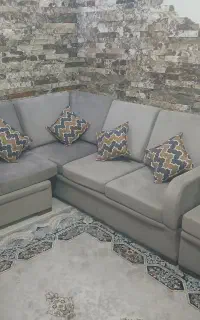 مبل راحتی ۷ نفره صحیح سالم همراه با میز عسلی