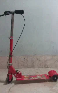 اسکوتر قرمزرنگ‌به‌قیمت‌کاملا‌توافقی ‌