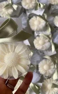 گیفت شمع بابونه با تور و ربان
