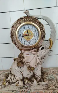 ساعت فانتزی کنار سالنی