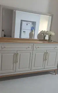 اینه و به همراه میز تلویزیون