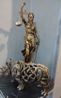 مجسمه پلی استر فرشته قانون و کرگدن