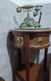 تلفن قدیمی با زیر میزی