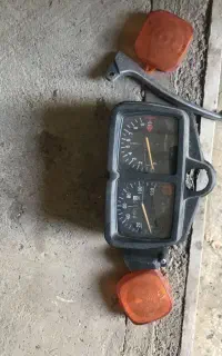 کیلومتر موتور سیکلت وشیشه راهنما