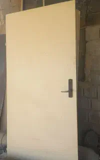 درب اتاق چوبی با چارچوب