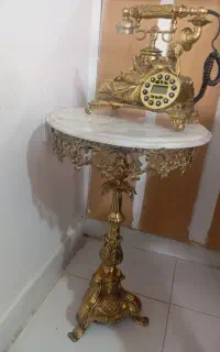 میز و تلفن آنتیک