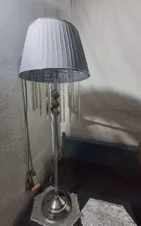 اباژورایستاده کنارسالنی