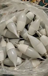 تعدادی لامپ لوستر