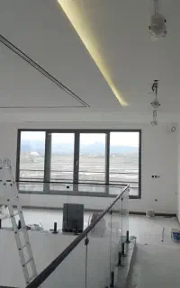 استخدام نقاش بتونه کش کنار و میکروسمنت