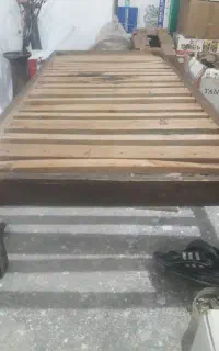 تخت چوبی محکم