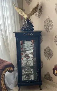 ویترین و مجسمه و تابلو