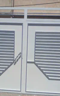رنگ کاری درب و پنجره ساختمان
