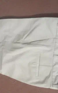 شلوار کرمی و پیراهن سفید در حد نو