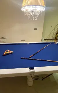 میز بیلیارد به همراه دو عدد چوب و توپ ها