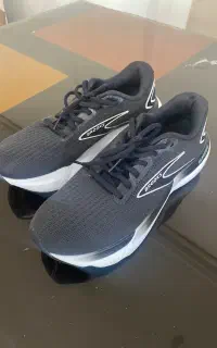 کتونی brooks اصل،سایز ۴۱.۵ ، ۲۶سانت و نیم