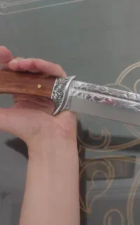 خنجر طرح کلمبیایی با دسته حکاکی‌شده گرگ + کیف