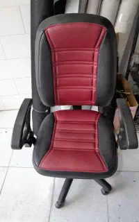 یک صندلی اداری تمام چرم