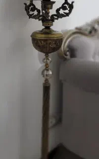 آباژور ایستاده