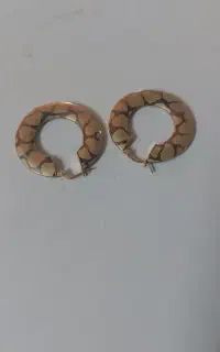 گوشواره طلا با فاکتور ۲۰۰ بالای تابلو