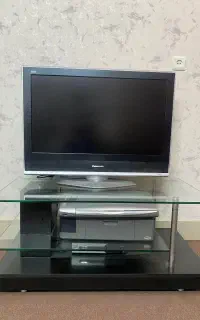 تلویزیون پاناسونیک۳۲ اینچ به همراه میز