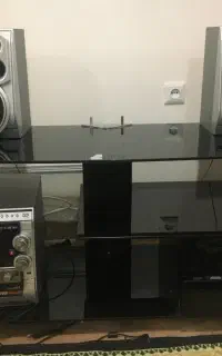 میز تلویزیون شیشه ای کاملا سالم