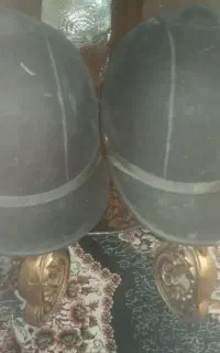 دو‌ عدد‌ کلاه‌ اسب‌ سواری