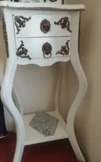 یک عدد میز تلفن