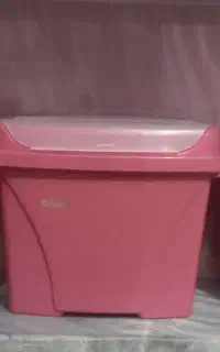 جای برنج. قند و وسایل آشپزخانه