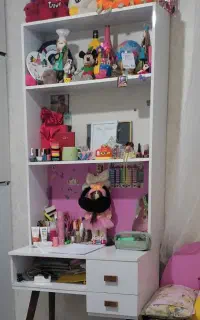 میز تحریر با کتابخانه