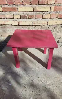 یک عدد میز نقلی محکم با چوب سخت